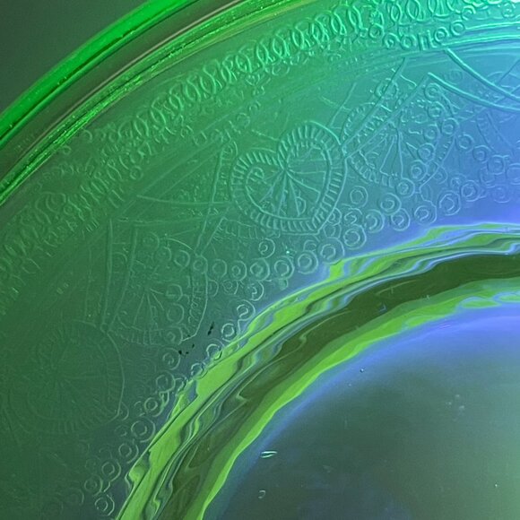 Brilliant Vintage Uranium Glass Plates Rare Version (set of 4) - Picture 6 of 14